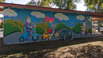 El mural se encuentra en el parque Los Cerritos, en la ciudad de Long Beach. (Jacqueline García/La Opinión)
