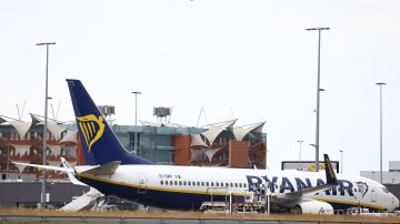 Pasajero británico arrestado por manosear a una mujer sentada a su lado en pleno vuelo de Ryanair