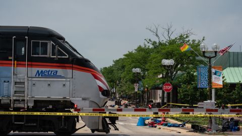 Pistolero hispano mató a tres parientes e incendió su casa antes de ser hallado muerto en un suburbio de Chicago