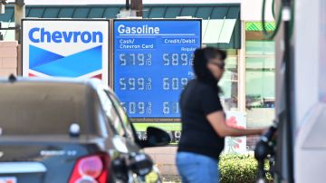 Precio promedio de la gasolina en el condado de Los Ángeles alcanzó $5.84 dólares por galón
