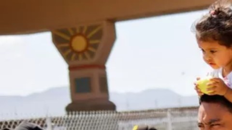 Migrantes tras ser detenidos en El Paso, Texas, el 12 de septiembre