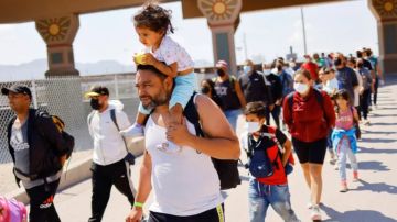 Migrantes tras ser detenidos en El Paso, Texas, el 12 de septiembre