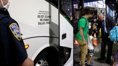 Reportero de Fox se niega a traducir los comentarios de un migrantes porque no se vería bien en televisión