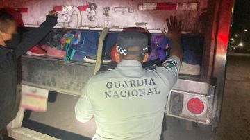 Salvan a 121 migrantes abandonados en un camión en el norte de México