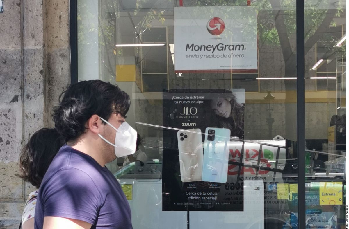 Migrantes buscan alternativas en bancos para enviar remesas.
