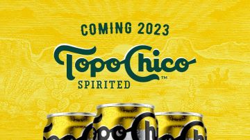 Imagen de un fondo de color amarillo con letras verdes que dicen Topo Chico y la parte superior de tres latas.