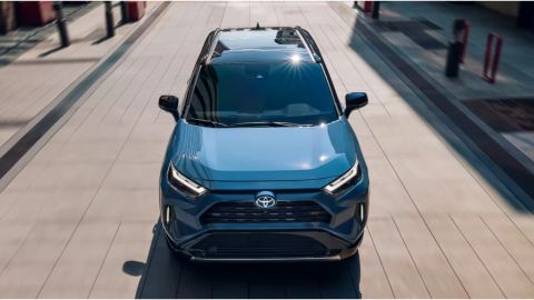 El Toyota RAV4 Hybrid 2022 aparece entre las opciones de SUVs nuevos por menos de $30,000 dólares