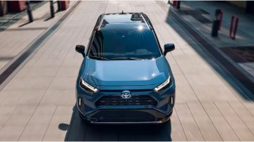 El Toyota RAV4 Hybrid 2022 aparece entre las opciones de SUVs nuevos por menos de $30,000 dólares