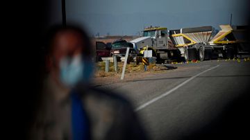 VIDEO Conductor hispano de tráiler muere cuando su camión gira 180° en un paso elevado de Texas y estalla en llamas