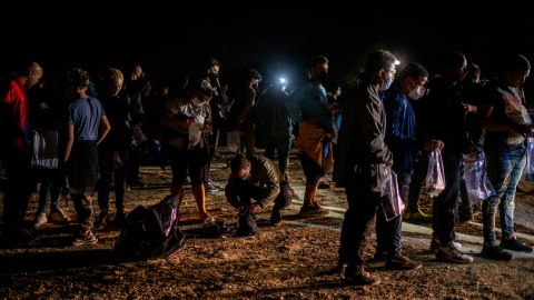 VIDEO Dron muestra como 500 migrantes cruzan la frontera de Texas en dos horas