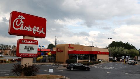 VIDEO Empleado de Chick-fil-A de Florida salvó a mujer y bebé al derribar a un ladrón de autos