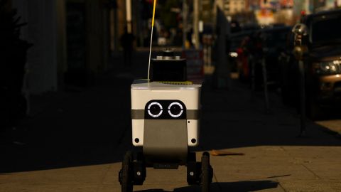 VIDEO Robot repartidor de comida invade escena del crimen en una calle de Los Ángeles