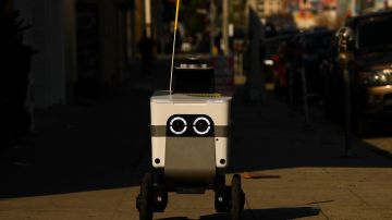 VIDEO Robot repartidor de comida invade escena del crimen en una calle de Los Ángeles