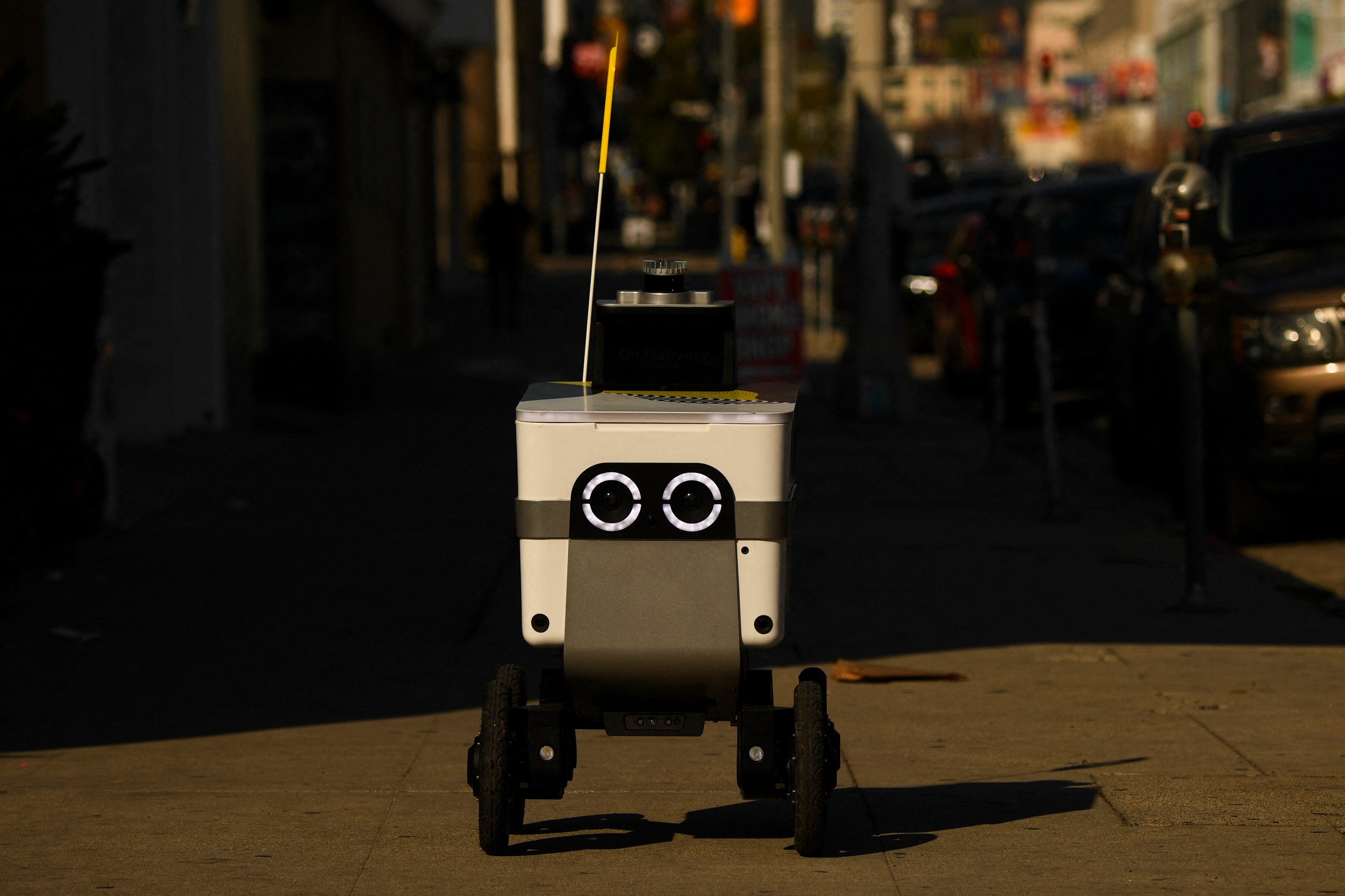 VIDEO: Robot repartidor de comida invade escena del crimen en una calle de  Los Ángeles - La Opinión