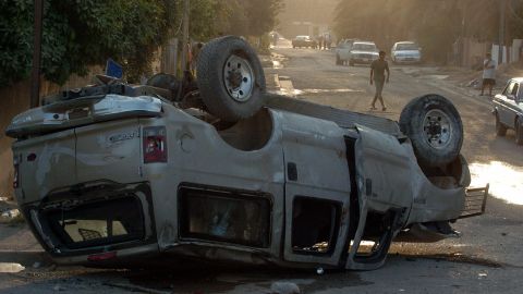 VIDEO Testigo ocular corre para ayudar a conductor de SUV volcada, pero se detiene en seco al ver que era un fugitivo de la ley