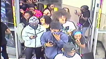 Video muestra a niños de tan solo 10 años entre la turba de 100 jóvenes que saqueó una tienda de conveniencia en Filadelfia