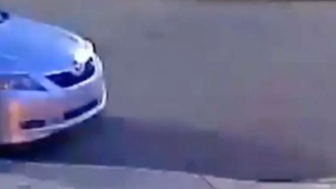 Video muestra robo de auto a mano armada a una madre con su hija adolescente en Filadelfia