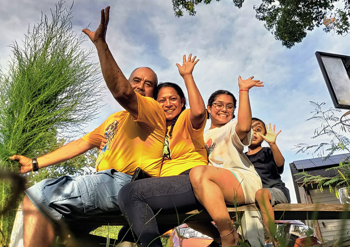 Yurina Rueda con su actual familia en Georgia.