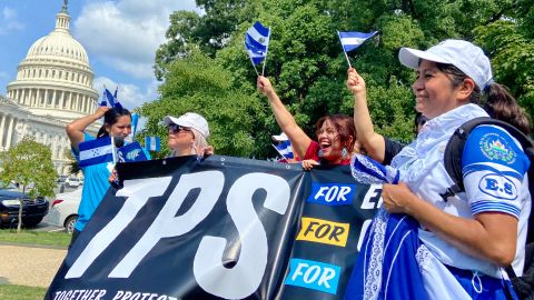 Manifestantes piden un TPS que ampare a centroamericanos que viven en Estados Unidos.