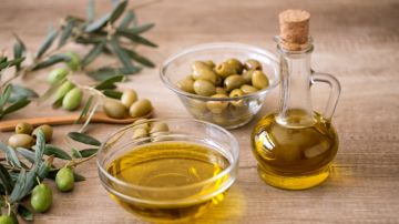 Nutricionista recomienda consumir el aceite de oliva crudo pero no usarlo para cocinar: por qué