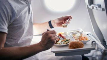 En un esfuerzo por atraer más pasajeros aerolíneas están ofreciendo mejoras en sus menús como albóndigas veganas o sundaes de helado.