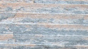 Imagen de una casa de cartón con una etiqueta de alquiler.