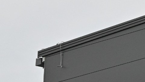 Imagen del logotipo de Amazon en el muro de una de sus instalaciones.