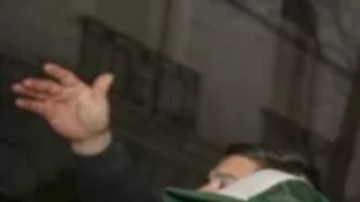 Partidarios de Cristina Fernández frente a su casa.