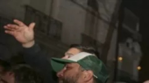 Partidarios de Cristina Fernández frente a su casa.
