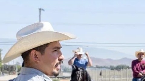 Armando Carmona (i) lidera un grupo de voluntarios en su campaña. (Suministrada)