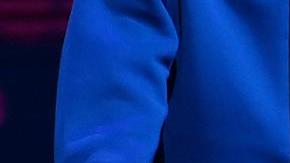 Roger Federer (i) en lágrimas en su despedida el tenis, acompañado de su gran amigo Rafa Nadal (d).