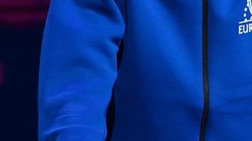 Roger Federer (i) en lágrimas en su despedida el tenis, acompañado de su gran amigo Rafa Nadal (d).