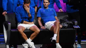 Roger Federer (i) en lágrimas en su despedida el tenis, acompañado de su gran amigo Rafa Nadal (d).