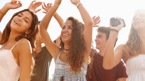 Dificultades para bailar con ritmo podrían estar relacionadas con nuestros genes, según estudio