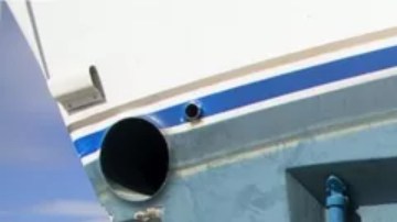 La enorme marejada del huracán Ian en Fort Myers, puso barcos en la calle.