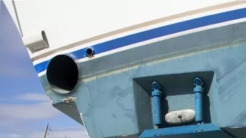 La enorme marejada del huracán Ian en Fort Myers, puso barcos en la calle.