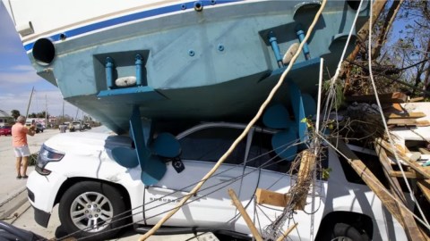 La enorme marejada del huracán Ian en Fort Myers, puso barcos en la calle.