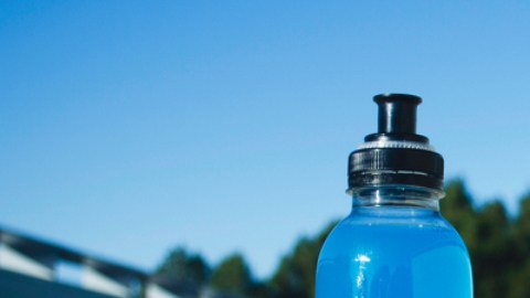 Por qué tomar bebidas energéticas antes de hacer ejercicio pone en riesgo tu vida