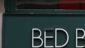 Imagen de una tienda de la cadena Bed Bath & Beyond en color verde.