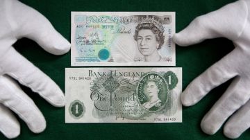Imagen de dos billetes con el rostro de la reina Isabel II.