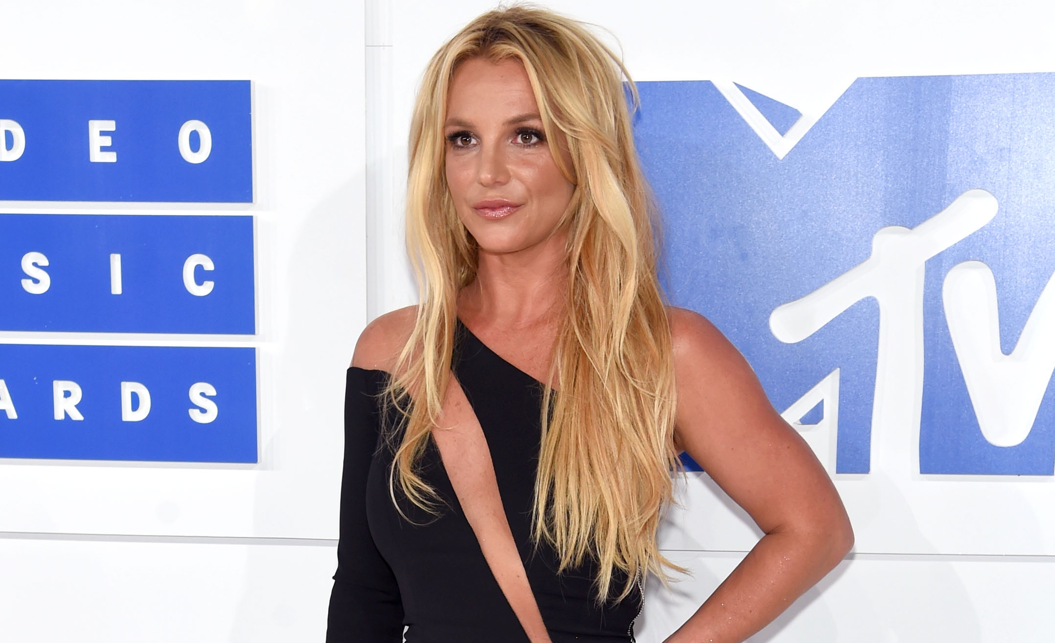 Britney Spears recalls her famous 2001 performance, in which she ...