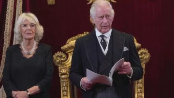 El rey Carlos III y Camila, la reina consorte, durante la ceremonia de proclamación en el Palacio de St. James.