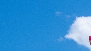 La fachada de entrada de un restaurante de la cadena de comida Chick-fil-A.