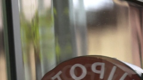 Imagen de un anuncio luminoso de la cadena Chipotle de comida rápida.