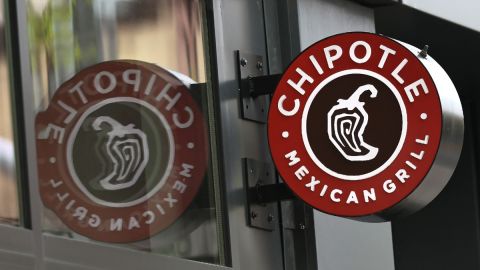 Imagen de un anuncio luminoso de la cadena Chipotle de comida rápida.