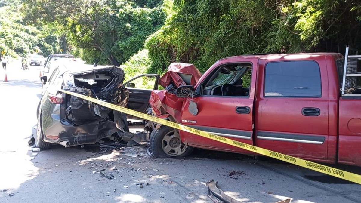 Hitmen crash a truck in Jalisco and leave it with human remains inside