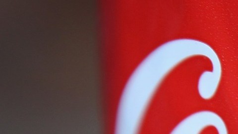 Imagen de una lata roja con letras blancas de la marca Coca Cola.
