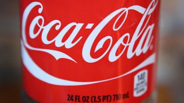 Imagen de una lata roja con letras blancas de la marca Coca Cola.