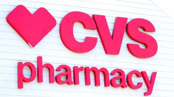 Imagen de una fachada de color blanco de la cadena de farmacias CVS.