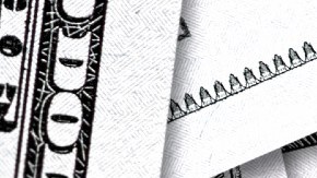 Imagen de varios billetes sobrepuestos en otro de $100 dólares.